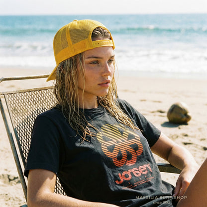 porte par femme sur la plage avec casquette jaune lifestyle