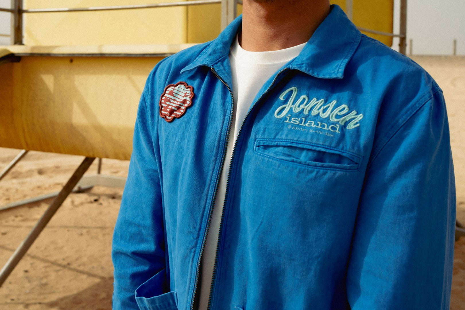 veste bleue portée vue de face sur plage