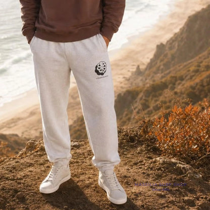 Jogging homme surfwear Jonsen Island Dude 3D gris chiné porté en extérieur, coupe droite et grande pieuvre noire sur la cuisse