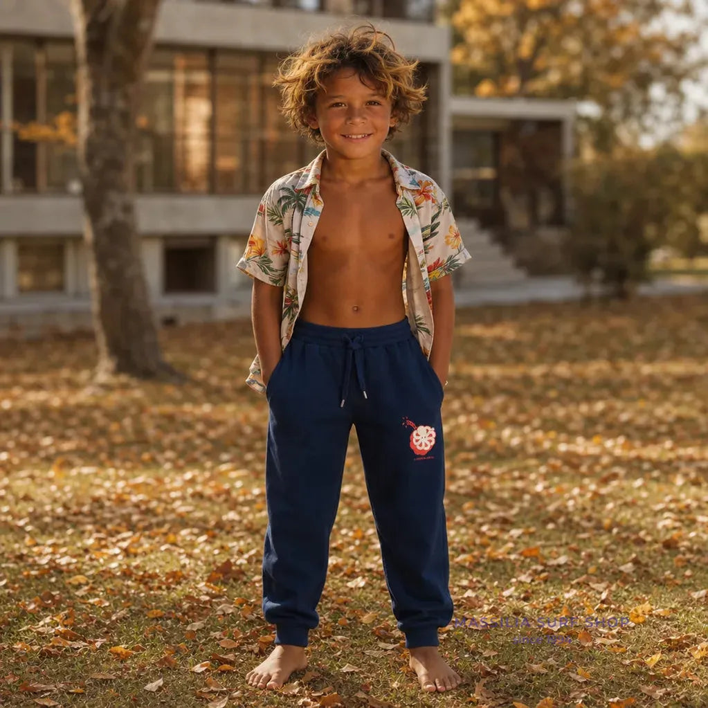 Pantalon Joggy Kid Jonsen Island en situation, coupe souple resserrée aux chevilles et motif pieuvre placé sur la jambe