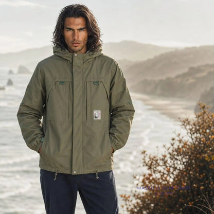 Parka surfwear Jonsen Island Jade kaki portée en extérieur, capuche, col haut et coupe droite zippée à poches latérales