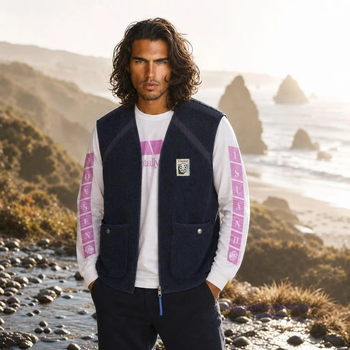 Gilet surfwear Jonsen Island Bianca bleu marine porté en bord de mer, sans manches zippé avec grandes poches frontales
