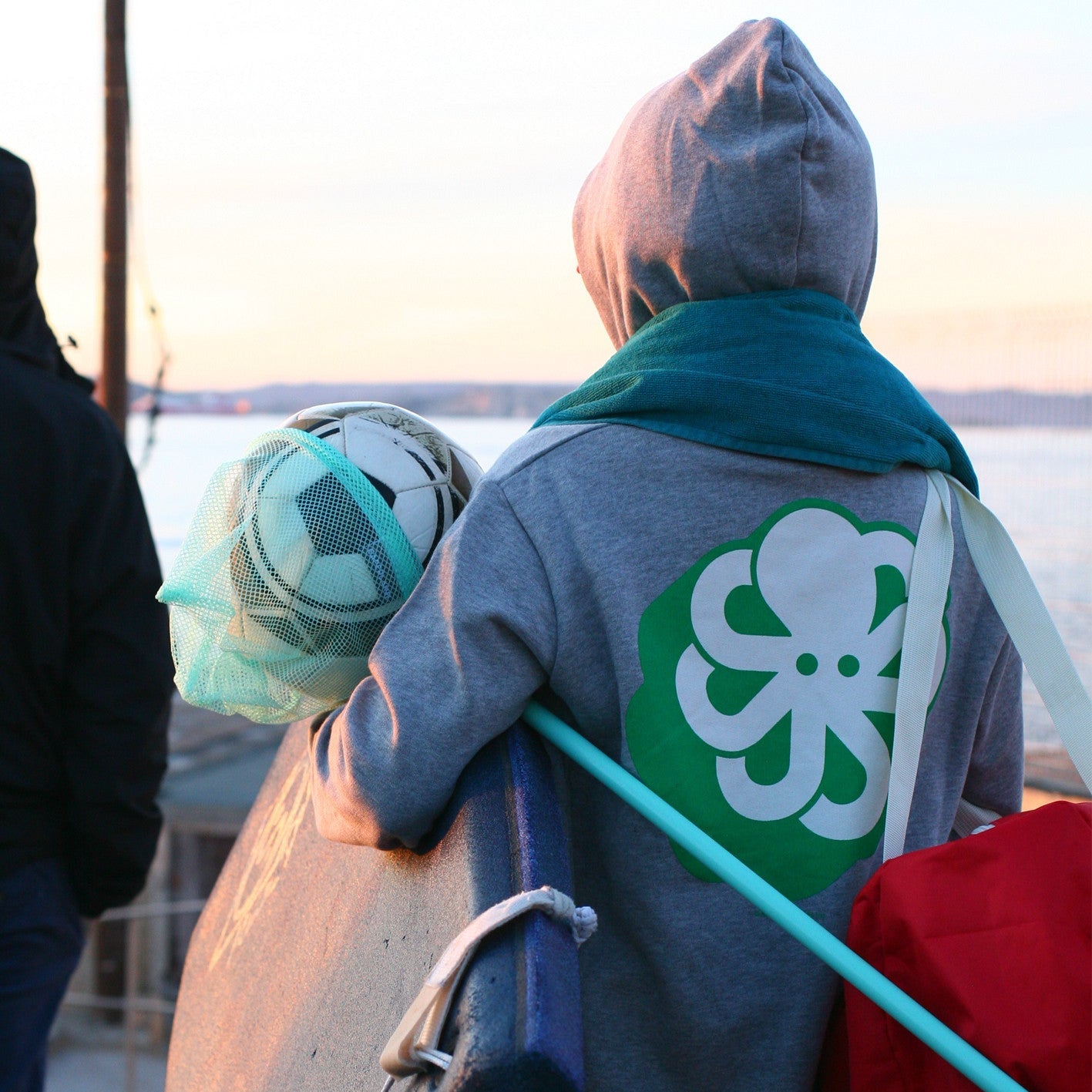 sweat gris porte par enfant vue de dos