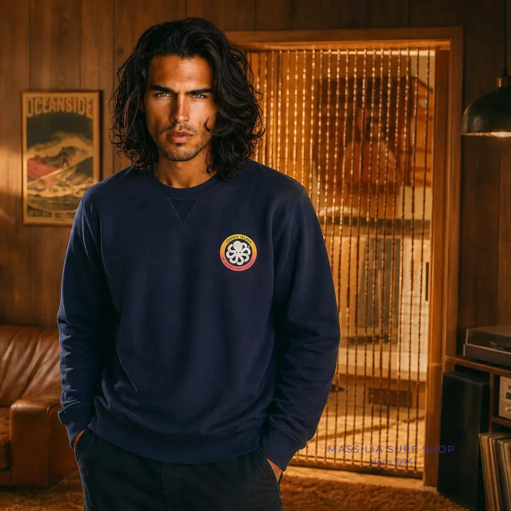 Gustavo Authentic Heart bleu marine porté en intérieur, médaillon rond à pieuvre crème cerclé d’orange côté cœur