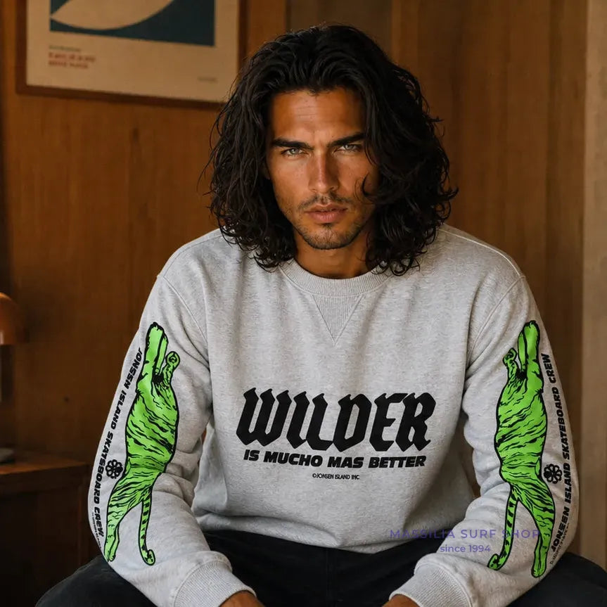 Sweatshirt homme surfwear Jonsen Island Falco Wild Tiger gris chiné porté de face, tigres verts imprimés sur les deux manches