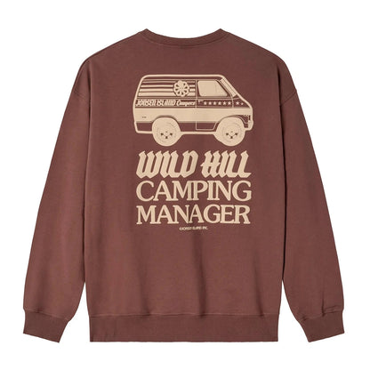 Dos du sweatshirt marron, large illustration crème d’un van surmontant le texte Wild Hill Camping Manager