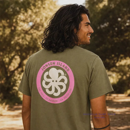 tee shirt homme kaki jonsen island authentic  lifestyle porte par un homme
