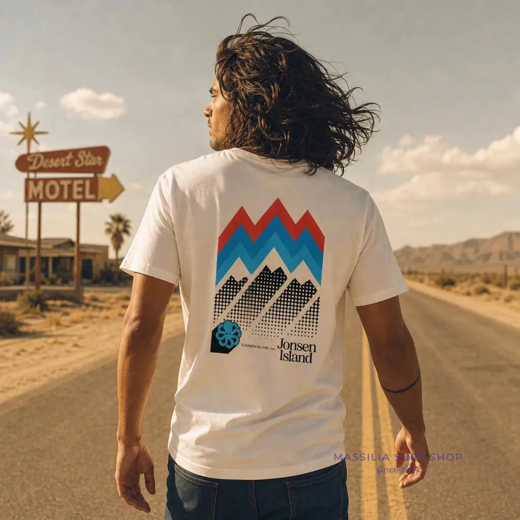 tee shirt homme blanc jonsen island avec logo rouge et bleu dans le dos lifestyle porte par un homme