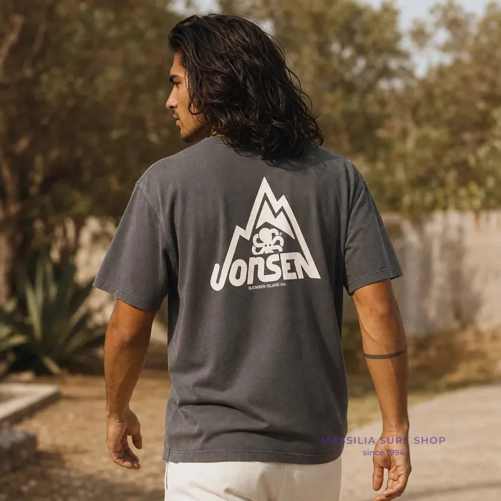 tee-shirt homme jonsen island noir confort avec poulpe et montagne dans le dos lifestyle porté par homme