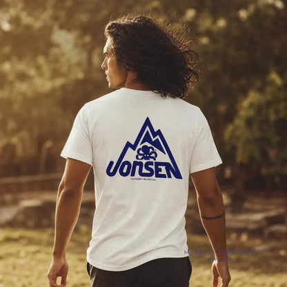 tee-shirt homme jonsen island blanc confort avec poulpe et montagne dans le dos lifestyle porté par homme