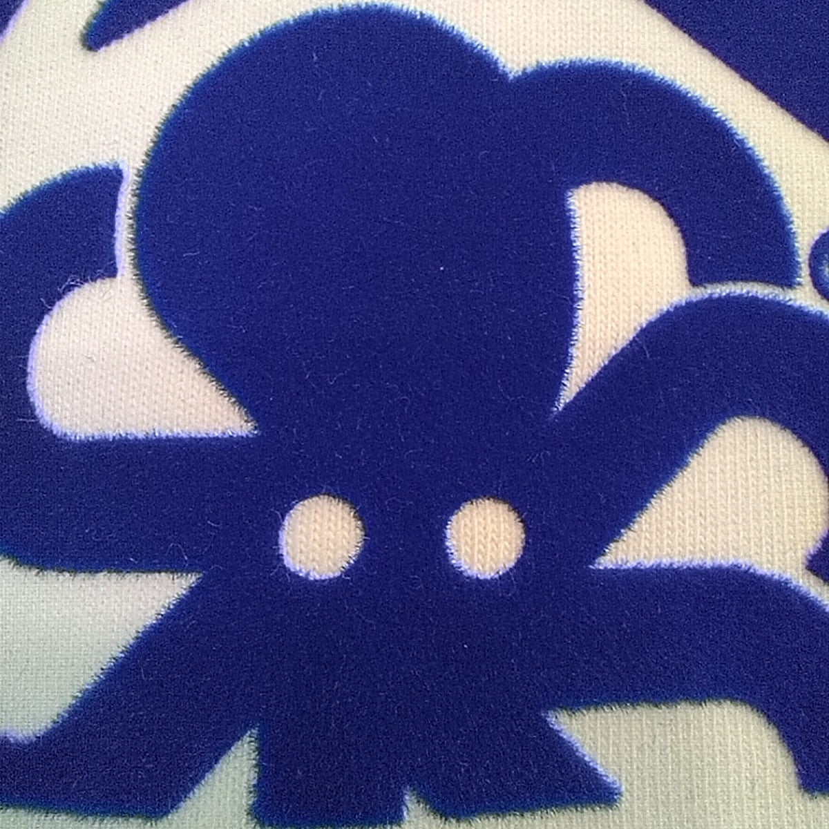détail poulpe bleu en relief et en velours