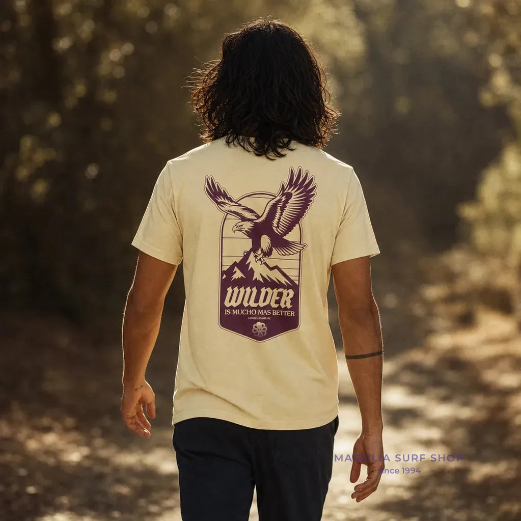 tee-shirt homme jonsen island jaune confort avec aigle et montagne dans le dos lifestyle porté par homme
