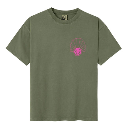 tee shirt homme jonsen island aki vue de face avec poulpe rose sur le coeur