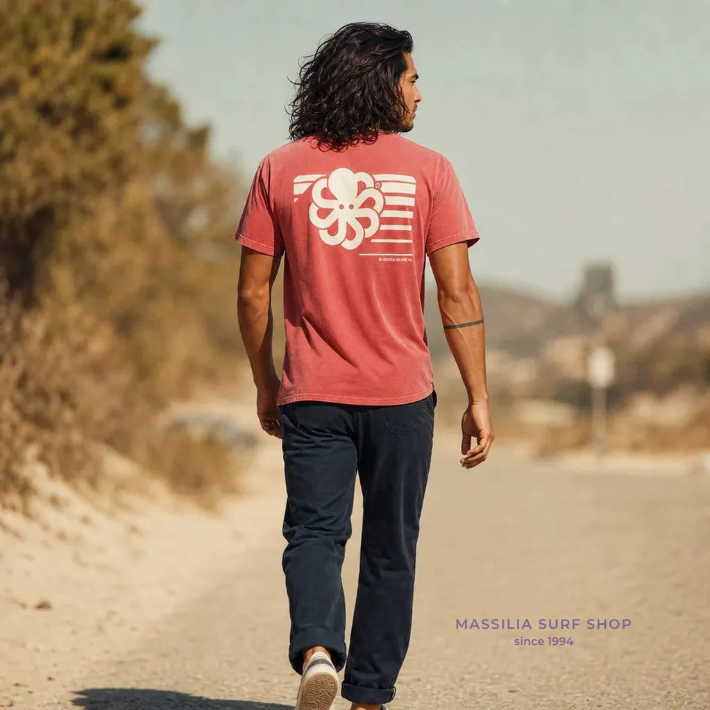 tee-shirt homme jonsen island rouge confort avec poulpe bet bandes blanc dans le dos lifestyle porté par homme