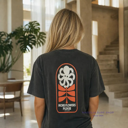 tee shirt femme jonsen island noir vue de dos avec logo poulpe blanc et rouge porté par une femme