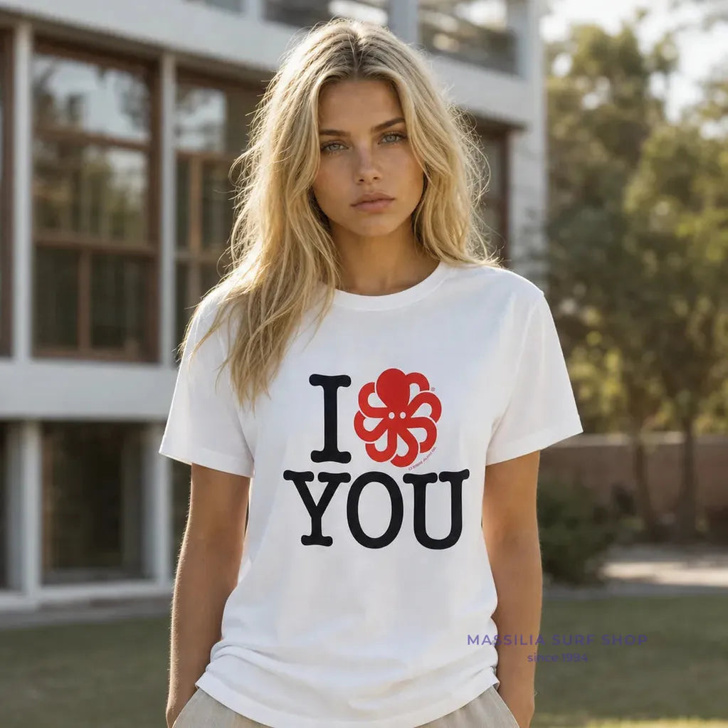 tee shirt femme blanc jonsen island avec poulpe rouge lifestyle porte par une  femme de face