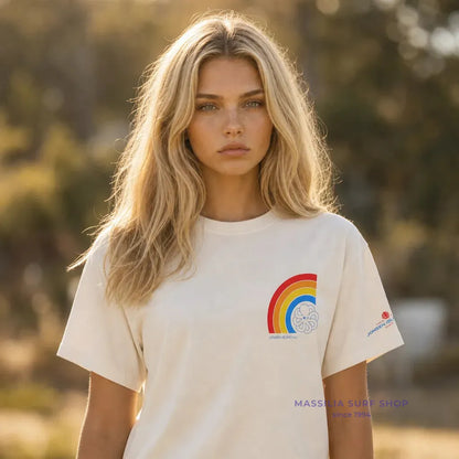tee shirt femme blanc jonsen island avec poulpe arc en ciel lifestyle porte par une  femme de face
