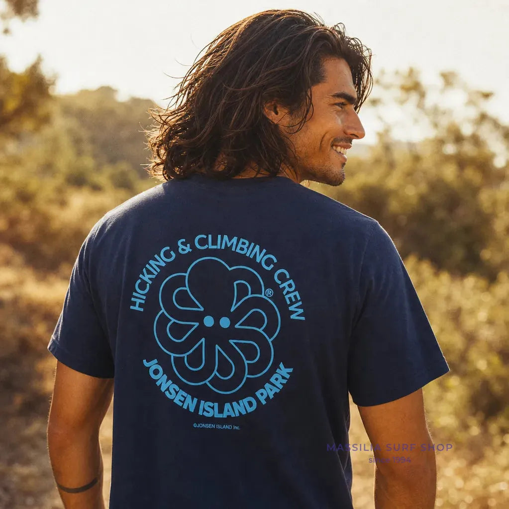 tee shirt homme bleu marine jonsen island hikink crew lifestyle porte par un homme