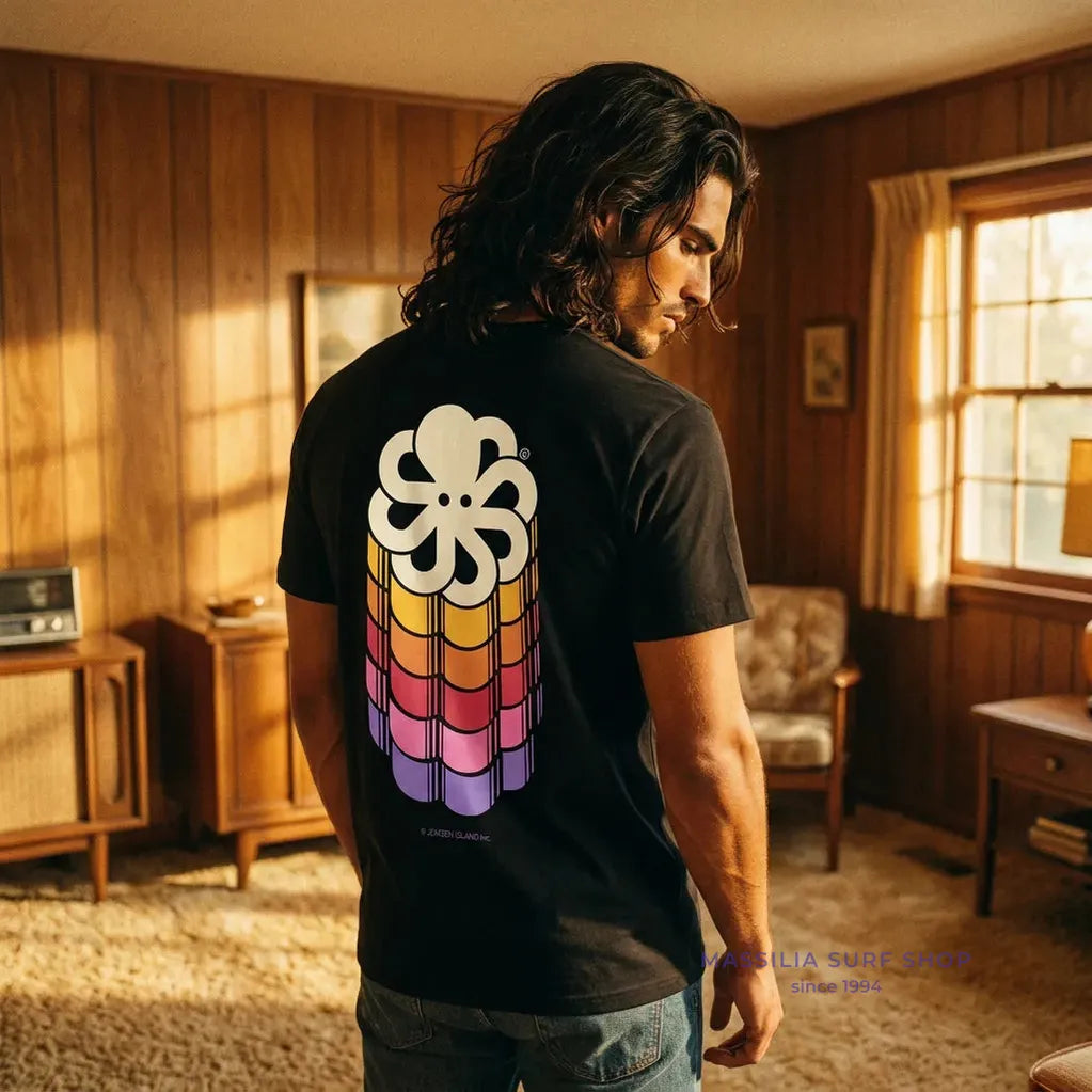 tee shirt homme noir jonsen island avec poulpe multicolore dans le dos lifestyle porte par un homme