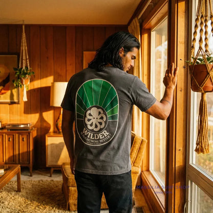 tee shirt homme noir jonsen island avec logo vert dans le dos lifestyle porte par un homme