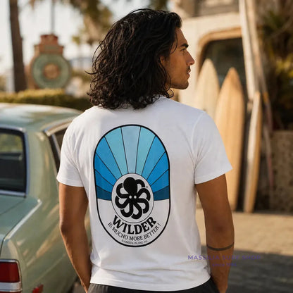 tee shirt homme blanc jonsen island avec logo bleu dans le dos lifestyle porte par un homme