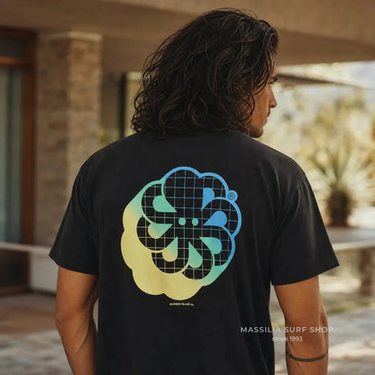 tee-shirt homme jonsen island noir confort avec poulpe dégradé dans le dos lifestyle porté par homme