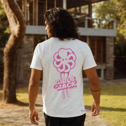 tee-shirt homme jonsen island blanc confort avec poulpe et jambes de femme rose dans le dos lifestyle porté par homme