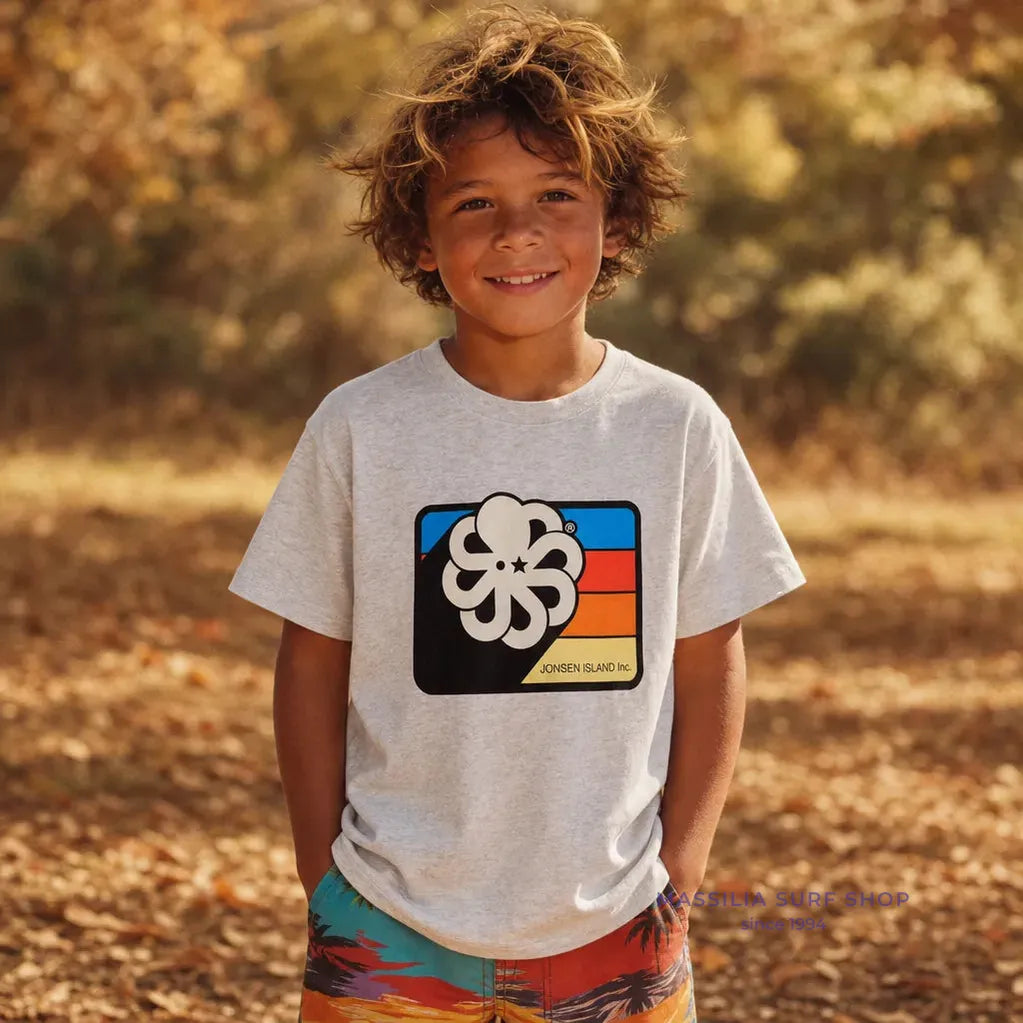 tee shirt enfant gris jonsen island avec logo multicolore à l'avant lifestyle porte par un enfant