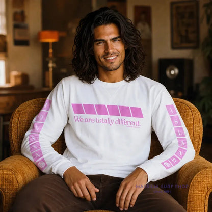 tee shirt confort blanc manches longues jonsen island bandes roses ve de face porté par un homme ambiance