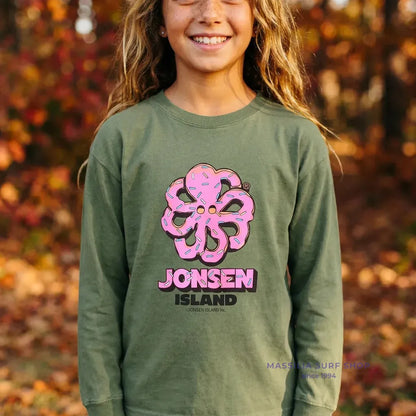 tee shirt enfant vert jonsen island manches longues unisexe avec poulpe rose en forme de donut porte par un enfant