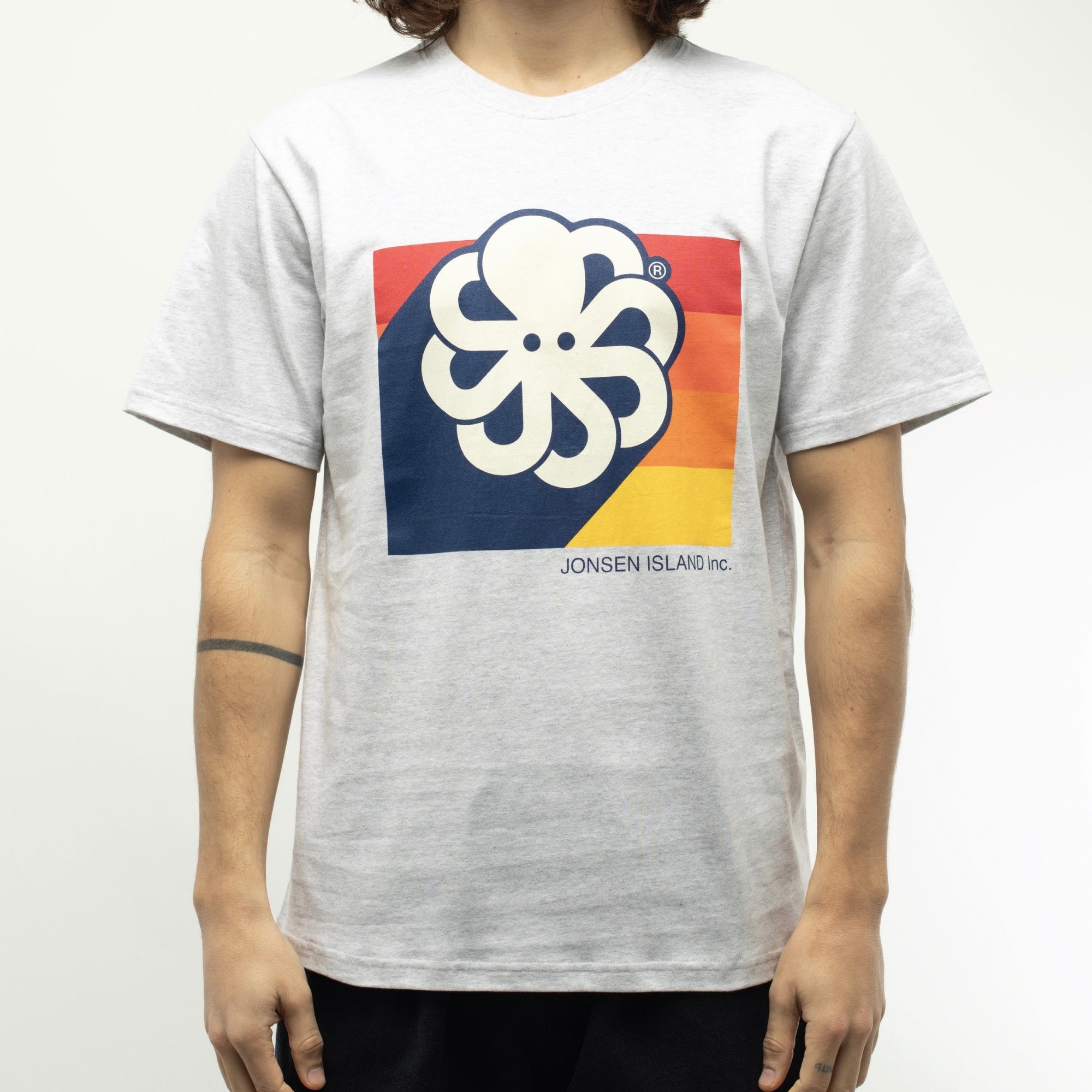 tee shirt gris chiné jonsen island 3d colors vue de face avec poulpe blanc et bandes multicolores 