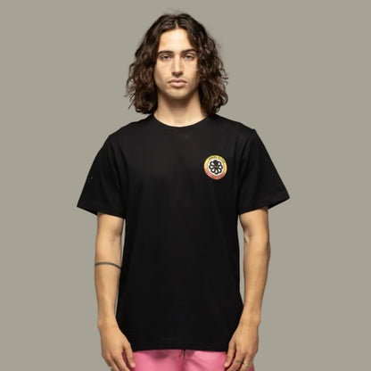 t-shirt noir porté par homme avec logo coeur jaune et orange et poulpe jonsen island