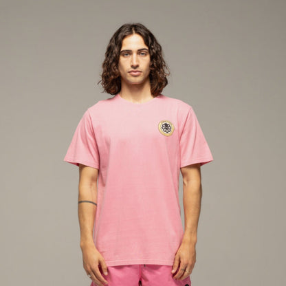 t-shirt rose logo poulpe bleu entouré de jaune vue de face porté par homme