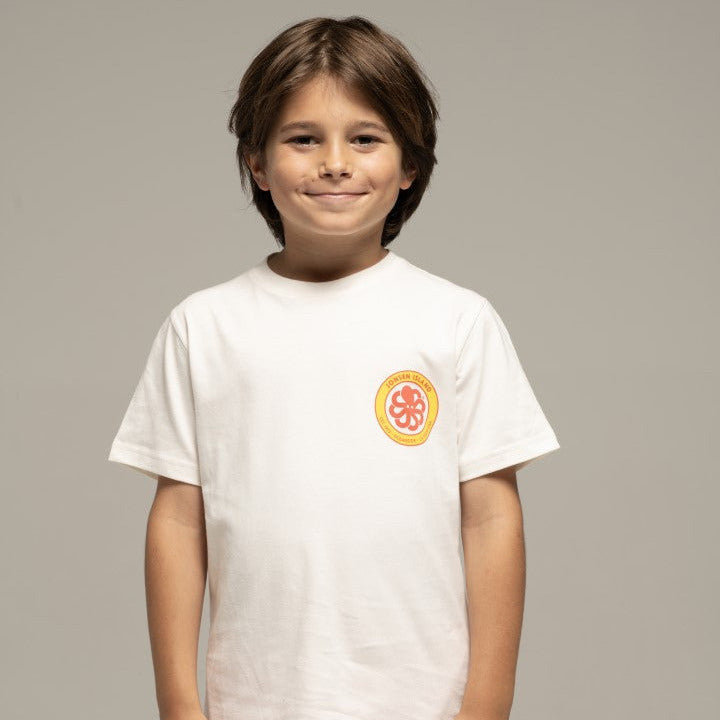 vue de face porte par garcon