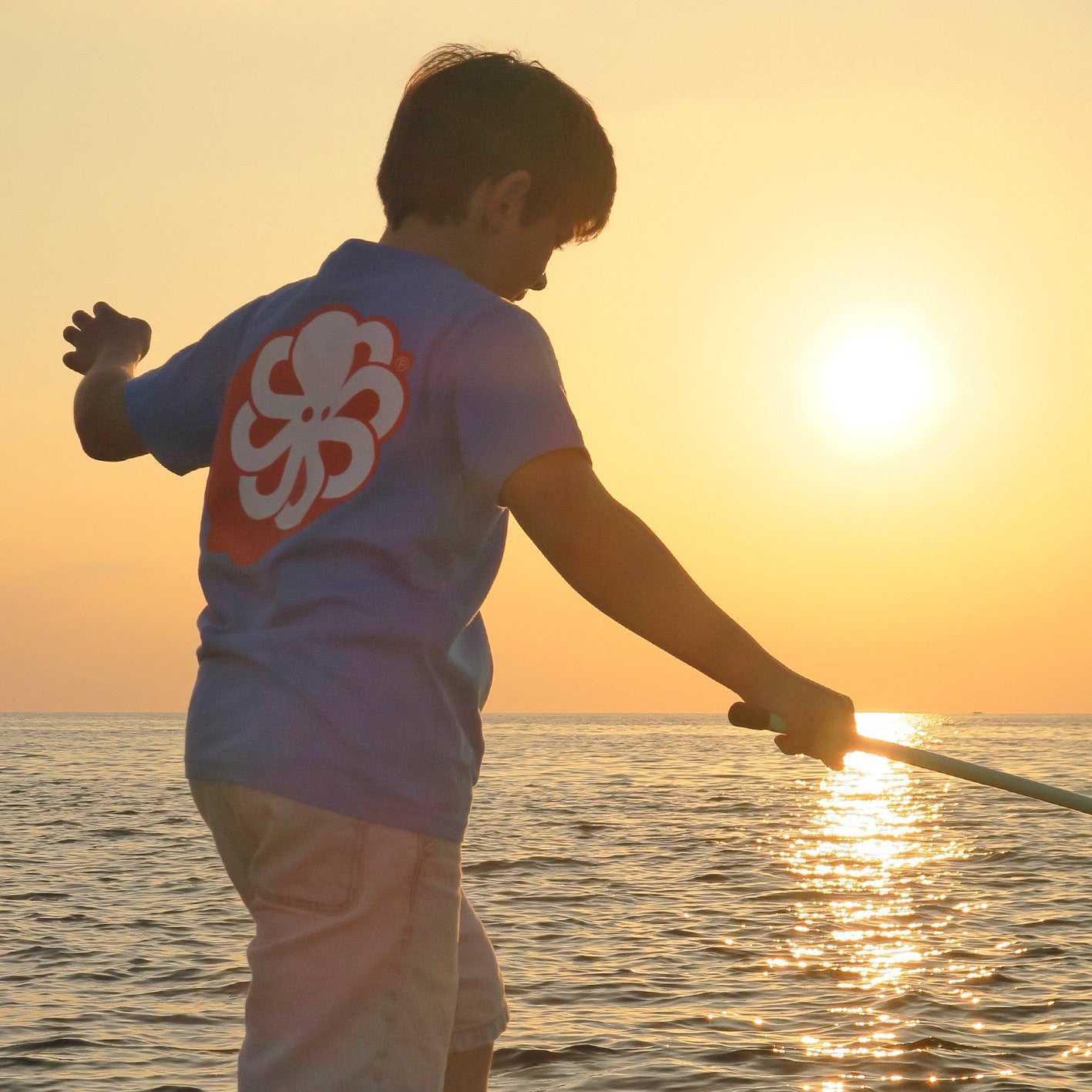 porte par garcon vue de dos lifestyle plage