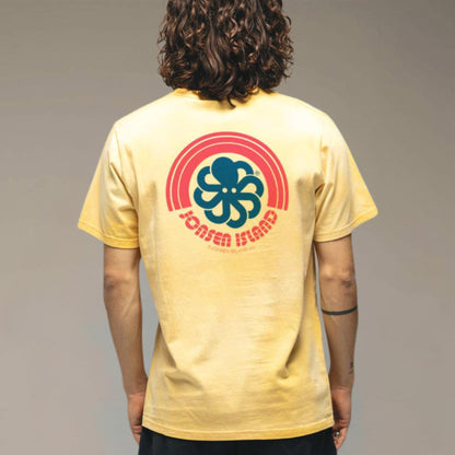 tee shirt jaune rainbow jonsen porté par un homme vue de dos