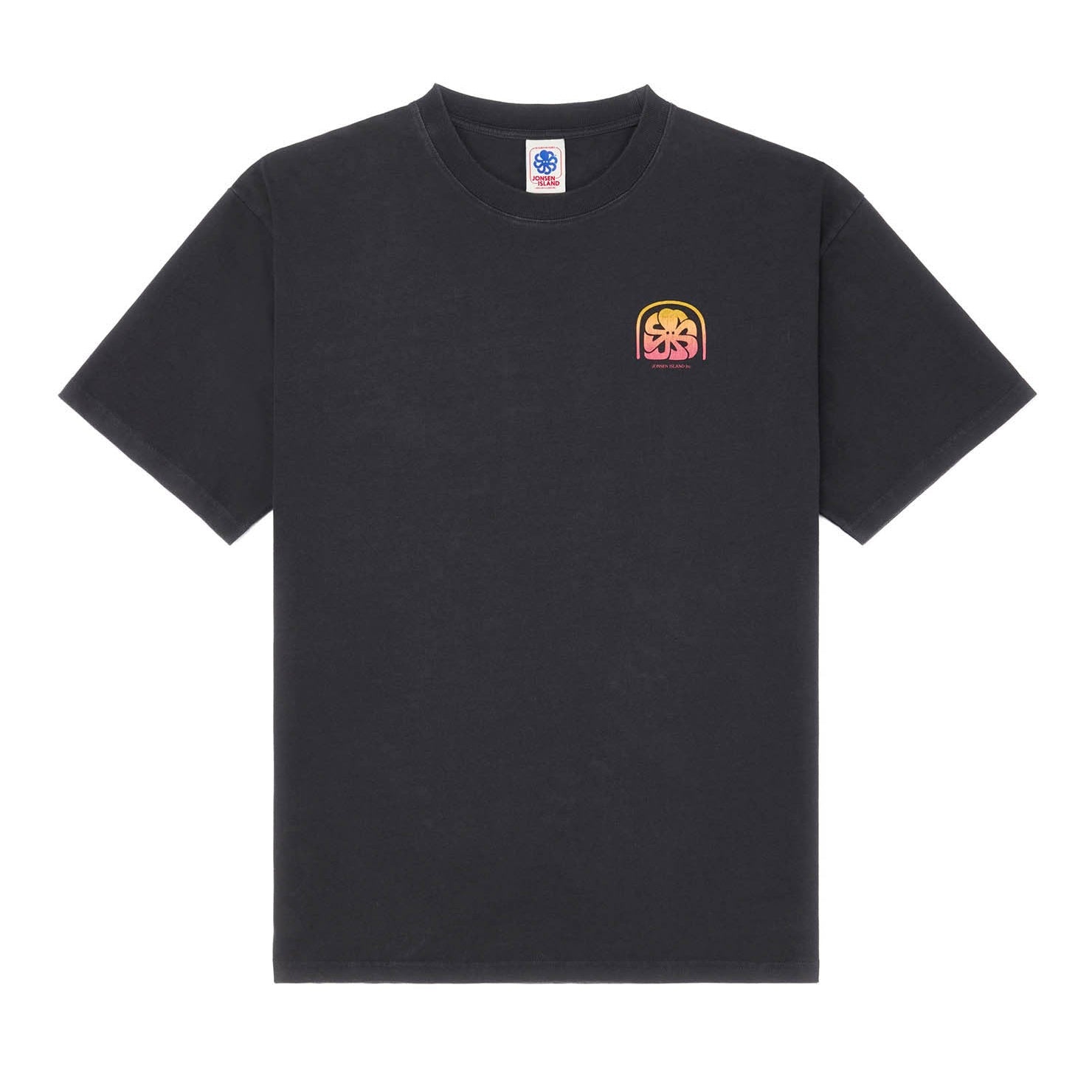 vue à plat de face t-shirt loose noir logo sur le coeur