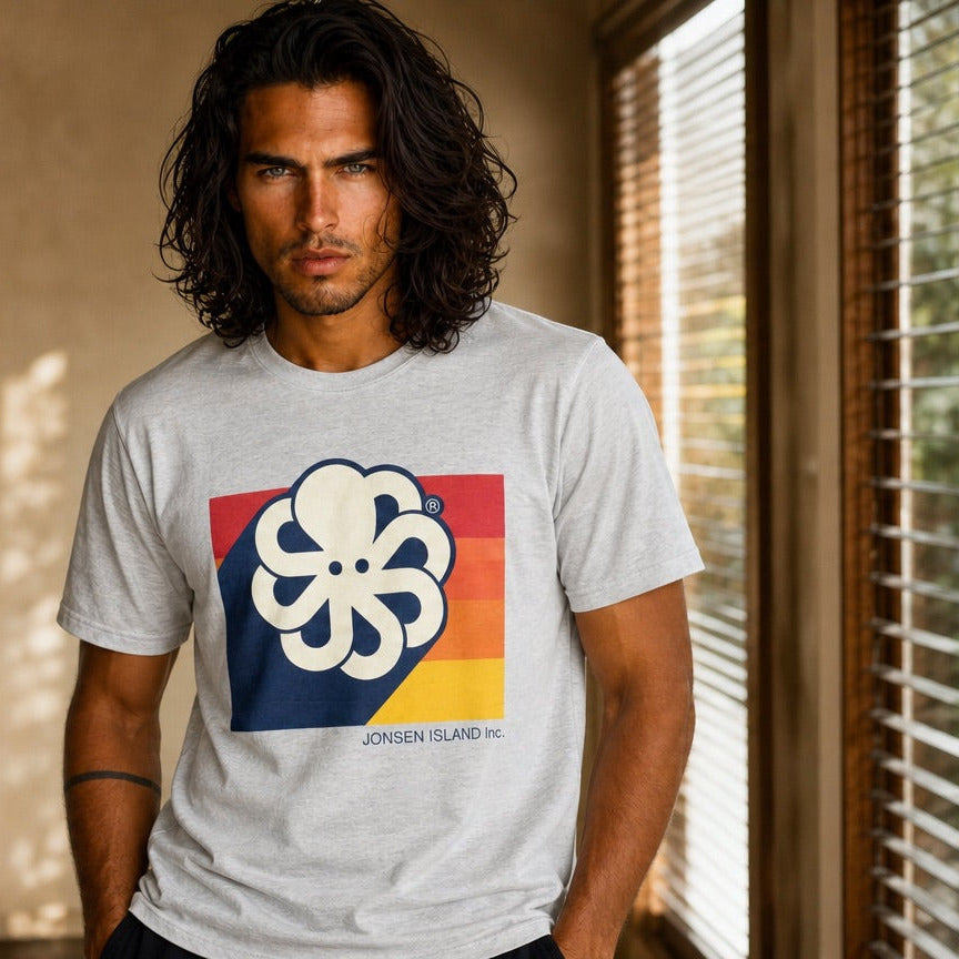 T-shirt surfwear Jonsen Island 3D Colors gris chiné porté de face, grand poulpe crème sur carré rouge, orange, jaune et bleu marine