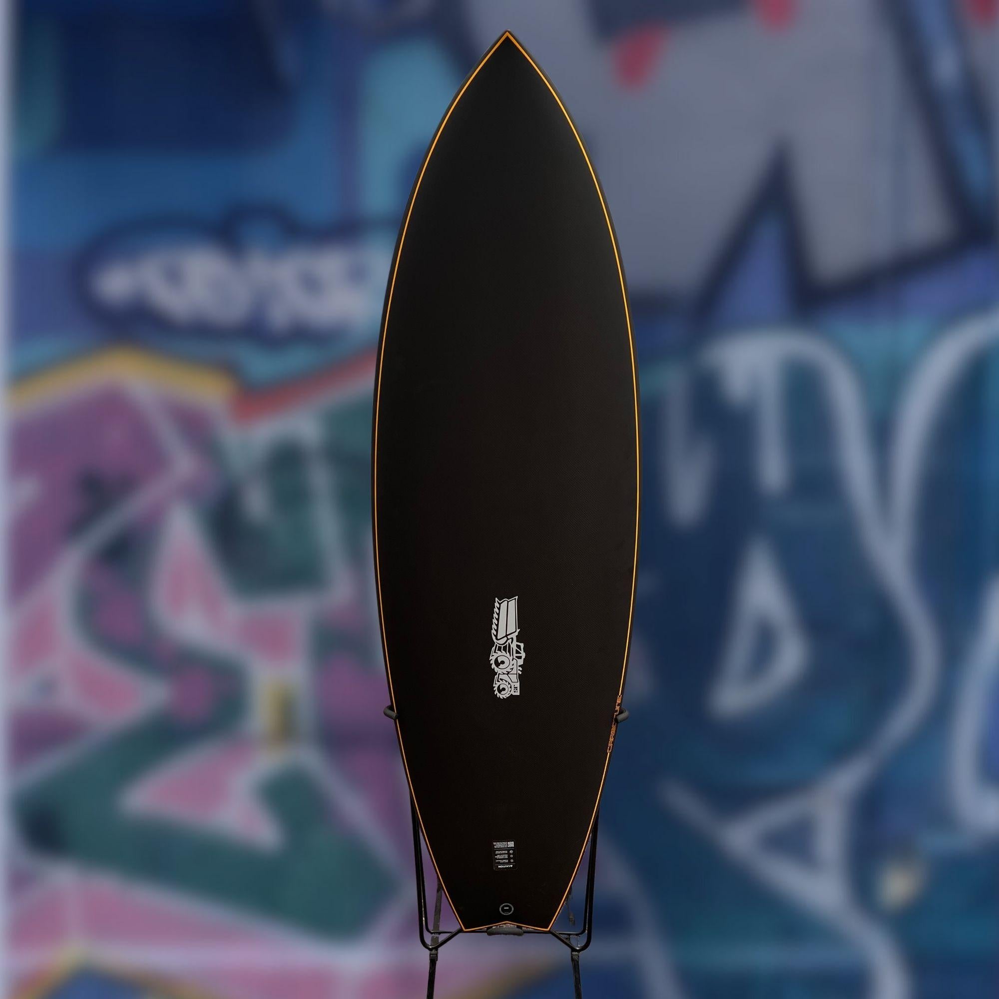 planche de surf noire avec liseret jaune vue de dessus