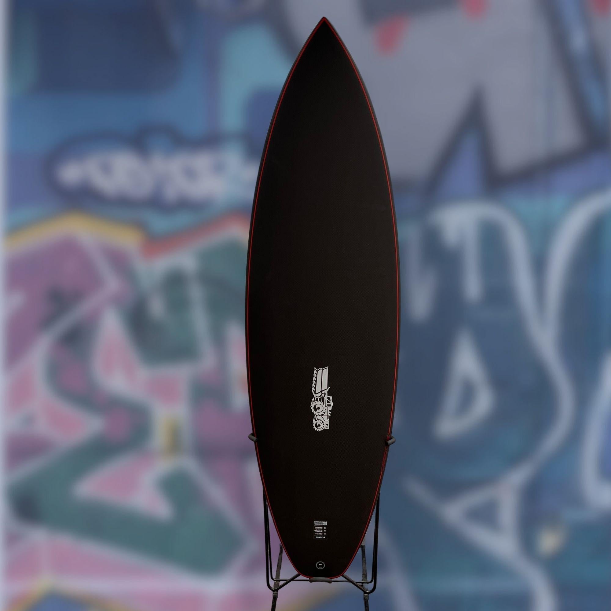 planche de surf noire vue de face avec liseret rouge