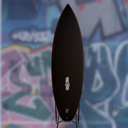 planche de surf noire vue de face avec liseret rouge