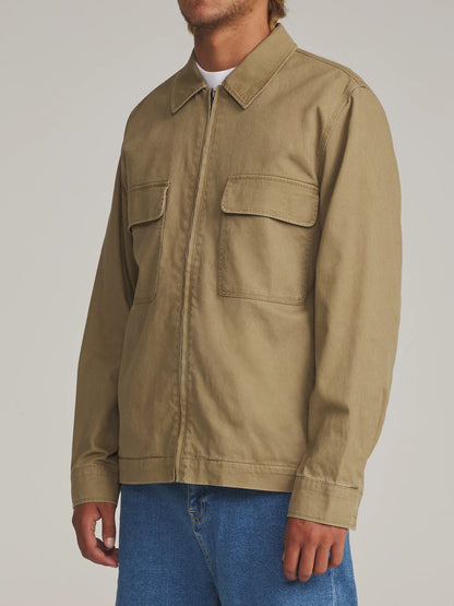 Vue trois quarts de la veste Katin Petrol Jacket beige portée, montrant le col, les poches plaquées et les manches longues.