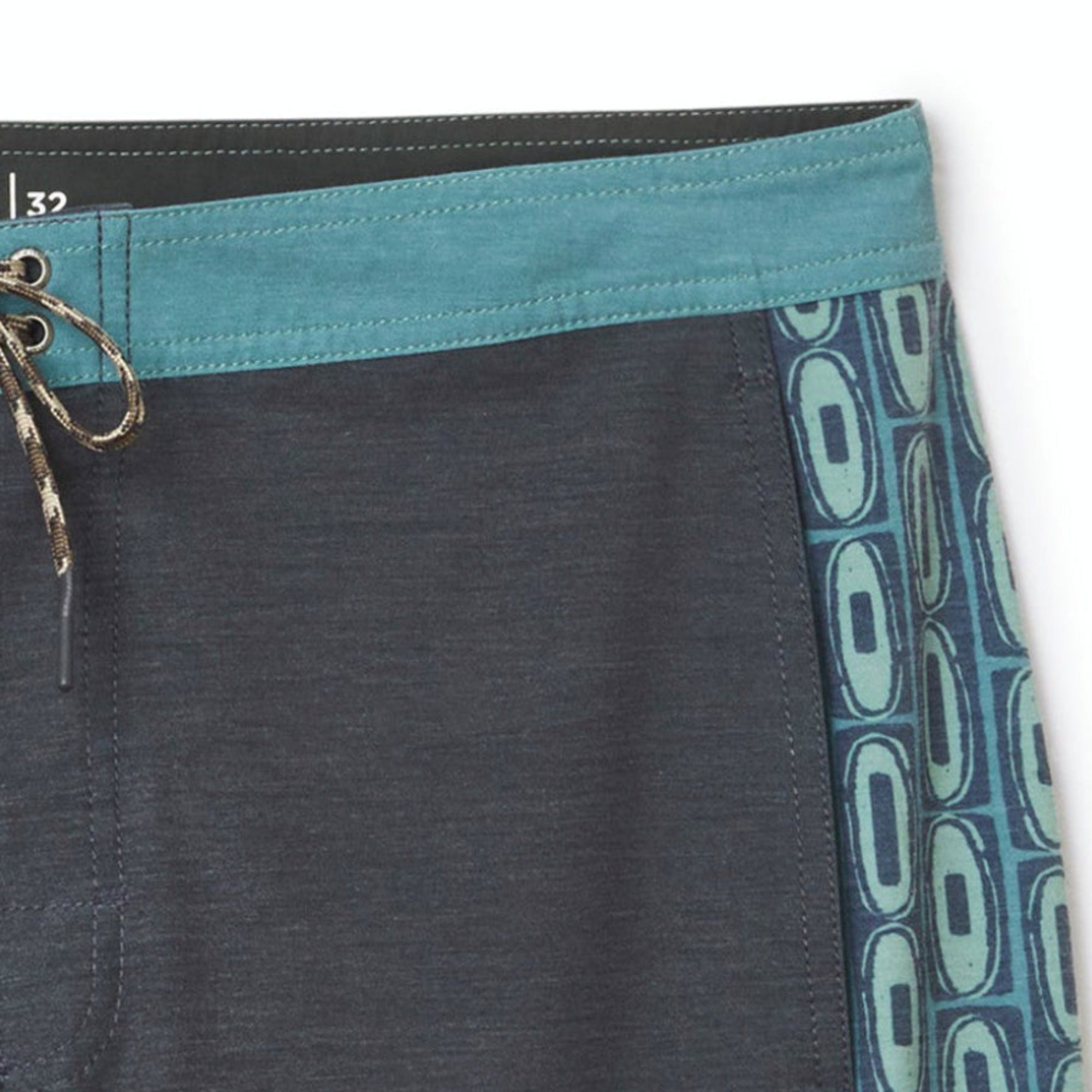 Détail ceinture plate boardshort homme Katin Vic Hybrid Trunk black wash motif vert