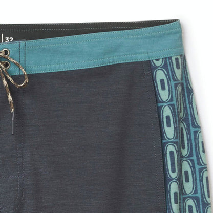 Détail ceinture plate boardshort homme Katin Vic Hybrid Trunk black wash motif vert