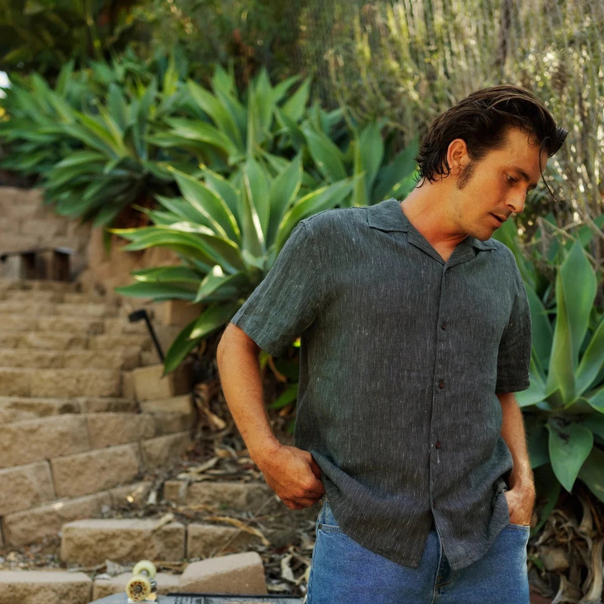 look chemise katin stripe portee homme style californien