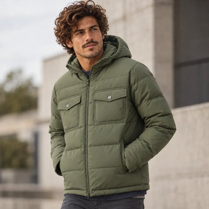 doudoune kaki homme katin portée de face avec 2 poches plaquées sur la poitrine avec capuche en duvet imperméable