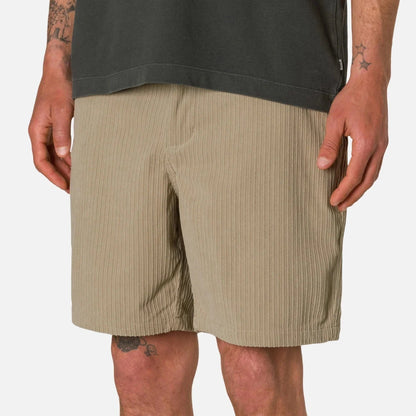 Silhouette casual avec le Kenneth Short Katin aluminium et sa texture côtelée