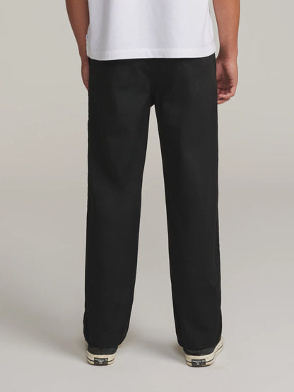 Vue arrière du pantalon Katin Clark noir porté avec t-shirt blanc, deux poches arrière et jambes droites.