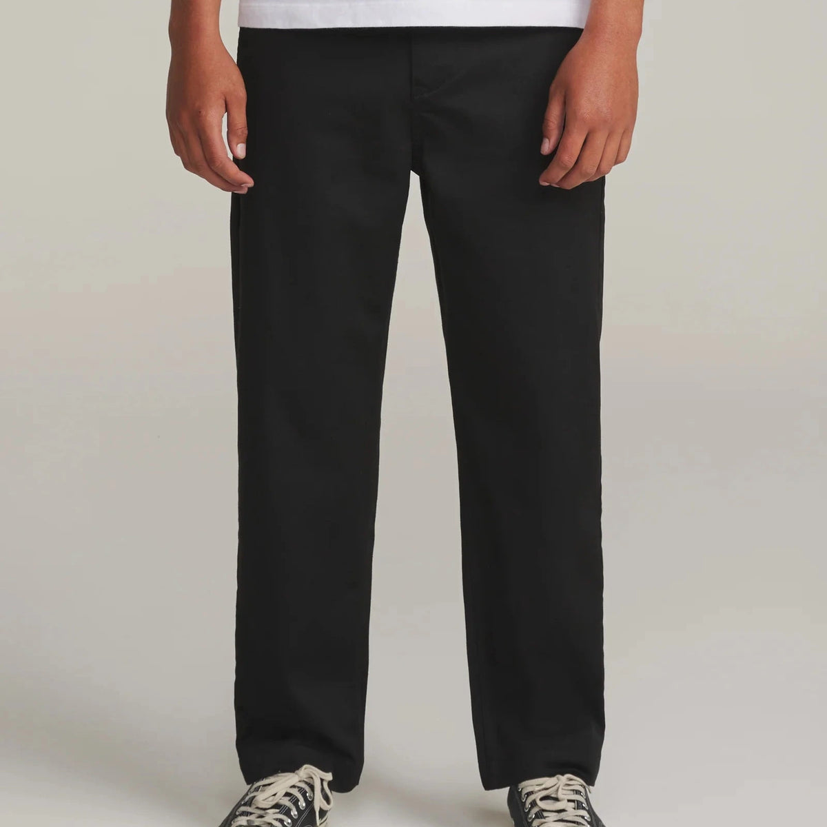 Vue avant du pantalon Katin Clark noir porté debout, coupe droite, poches latérales et bas de jambes reposant sur les chaussures.