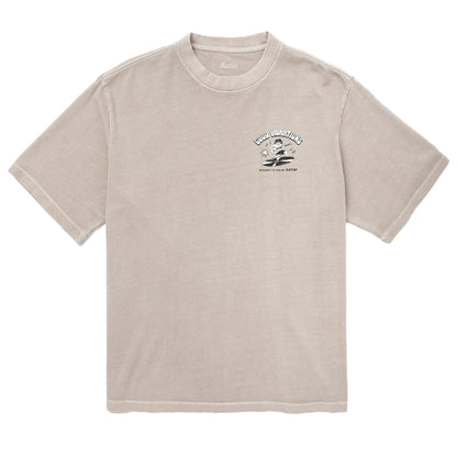 Face du tee-shirt surfwear Katin Cement, petit emblème noir imprimé sur la poitrine, coupe ample à manches courtes